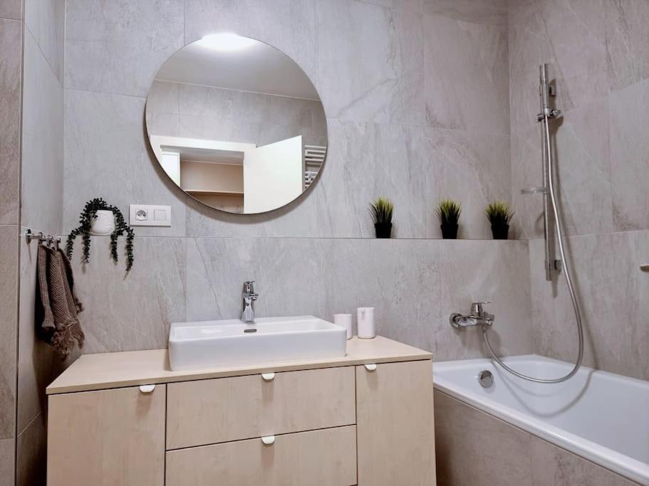 Zwirn, Free Parking, 24/7 Access Apartment